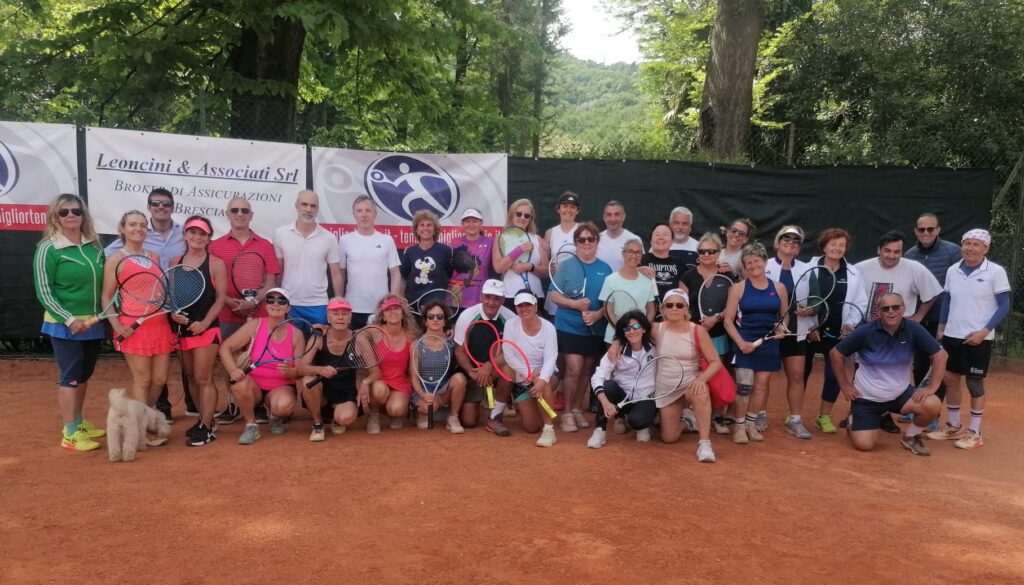 foto di gruppo per l'ASD MigliorTennis
