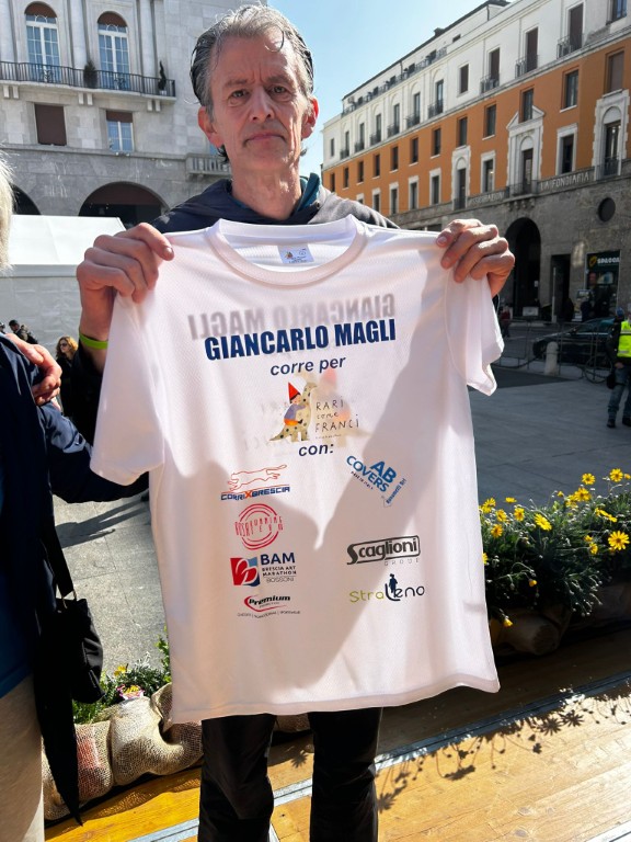 Magli mostra la maglia celebrativa della sua ultima maratona
