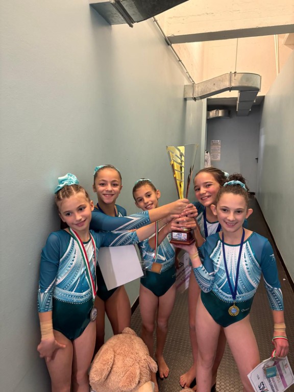 Asd Artistica Concarena. La squadra composta da Vitroria, Samantha, Chiara e Martina, che è arrivata seconda al Campionato Nazionale Aics di ginnastica artistica 2025